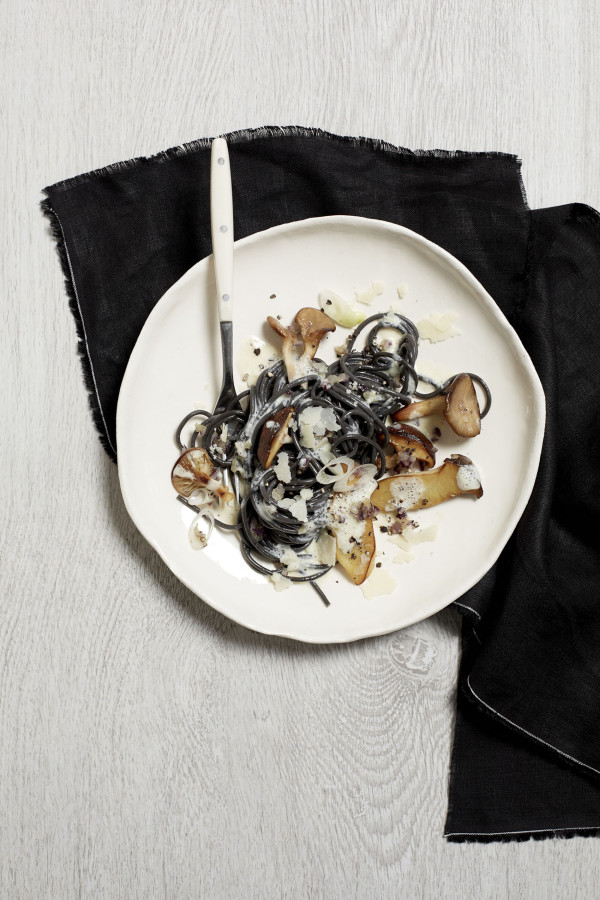 Spaghetti noir aux champignons et parmesan-1