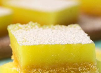 Barres végétaliennes au citron – Loving It Vegan Barres de citron végétaliennes dans une pile.