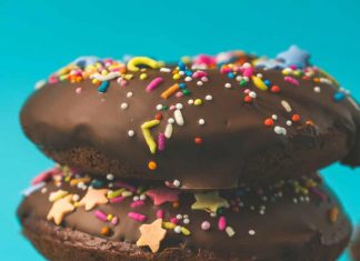 Beignets au chocolat végétalien – Loving It Vegan Beignets au chocolat végétalien dans une pile.