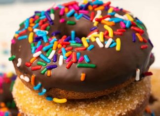 Beignets végétaliens cuits au four – Loving It Vegan Beignets végétaliens dans une pile.