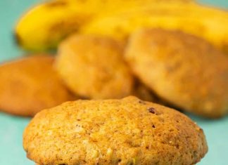 Biscuits végétaliens aux bananes – Loving It Vegan Biscuits aux bananes végétaliens dans une pile.