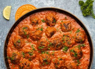 Boulettes de viande végétaliennes – Lilypop Boulettes de viande végétaliennes à la sauce marinara dans une poêle.