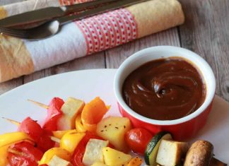 Brochettes de légumes (four ou grill!) Brochettes de légumes sur une plaque blanche avec une sauce trempette satay.