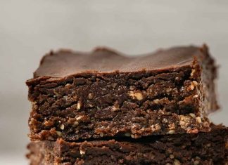 Brownies végétaliens crus – Loving It Vegan Brownies végétaliens crus dans une pile.
