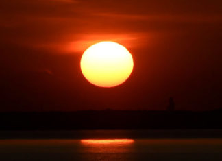 Vidéo en accéléré (Timelapse) du Bouddha géant dans sur fond de soleil couchant – ART Japon Vidéo en accéléré du Bouddha géant dans le contexte du soleil couchant est grandiose - grape Japan