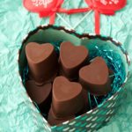 Caramels au chocolat vegan en forme de coeur dans une boîte en forme de coeur. 