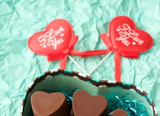 Caramels au chocolat végétalien – Recette sans gluten Caramels au chocolat vegan en forme de coeur dans une boîte en forme de coeur.
