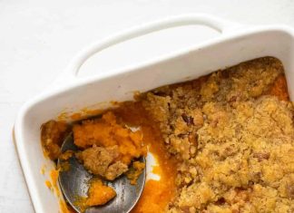 Casserole de patates douces végétaliennes – Loving It Vegan Casserole de patates douces végétaliennes dans un plat blanc avec une cuillère de service.
