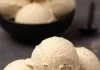 Crème glacée végétalienne (la meilleure de tous les temps!) Boules de crème glacée végétalienne dans un bol noir.