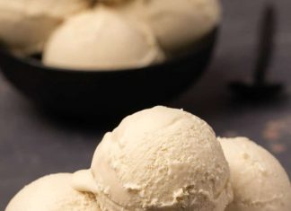 Crème glacée végétalienne (la meilleure de tous les temps!) Boules de crème glacée végétalienne dans un bol noir.