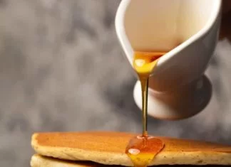 Crêpes végétaliennes sans gluten – Loving It Vegan Verser le sirop sur une pile de crêpes végétaliennes sans gluten.