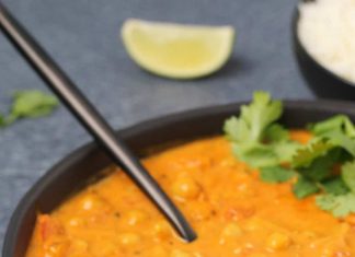 Curry de pois chiches végétalien crémeux – Lilypop Curry de pois chiches végétalien dans un bol noir avec une cuillère.