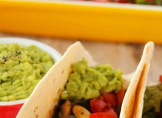 Fajitas végétaliennes – Loving It Vegan Fajitas végétaliennes garnies de crème sure végétalienne et de guacamole.