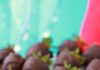 Fraises enrobées de chocolat végétalien – ! Lilypop Fraises enrobées de chocolat végétalien sur papier parchemin.