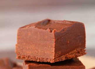 Fudge Vegan à 3 Ingrédients – Aimer Végétalien Fudge végétalien dans une pile.