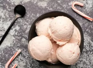 Glace végétalienne à la menthe poivrée – Loving It Vegan Glace végétalienne à la menthe poivrée dans des bols noirs.