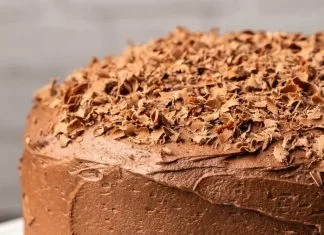 Glaçage à la crème au beurre et au chocolat – végétalien Crème au beurre au chocolat végétalien glaçage sur un gâteau.