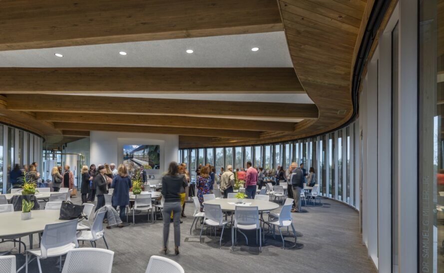 les gens se sont réunis dans la salle de conférence