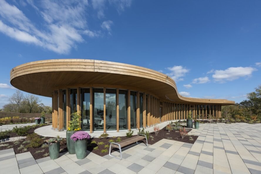 plantes devant un bâtiment en bois courbé