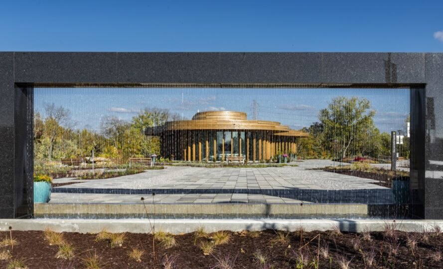 jardins entourant un bâtiment en bois arrondi