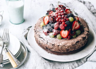 Gâteau au chocolat et à la meringue avec des baies fraîches – Gourmet