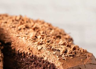 Gâteau au chocolat sans produits laitiers – Loving It Vegan Gâteau au chocolat sans produits laitiers sur un stand de gâteau blanc.