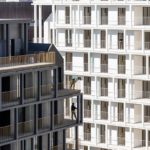 L’AAVP Architecture conçoit un complexe résidentiel à Paris, France un exosquelette en béton blanc encadre le complexe résidentiel de l