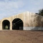 La ferme Shatwell des architectes de Stephen Taylor exprime des colonnades voûtées La ferme Shatwell de Stephen Taylor Architectes et l