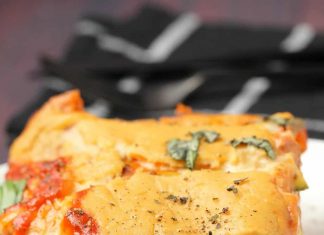 La meilleure recette de lasagne végétalienne Une tranche de lasagne végétalienne sur une plaque blanche.