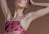Les maillots de bain ludiques par col ressemblent à des peintures corporelles – MODE