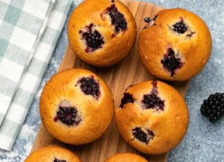 Muffins Vegan Blackberry – Aimer Végan Muffins végétaliens aux mûres sur une planche de bois.
