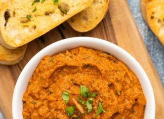 Pesto aux tomates séchées au soleil – ! Lilypop Pesto de tomates séchées au soleil garni de basilic frais dans un bol blanc.