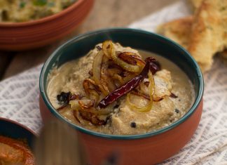 Poulet Rezala Un curry blanc riche et aromatique aromatisé aux noix de cajou, yaourt et graines de pavot Poulet Rezala