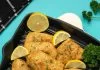 Poulet végétalien – Aimer végétalien Filets de poulet végétaliens avec persil frais et tranches de citron dans une poêle.