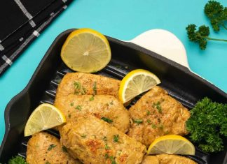 Poulet végétalien – Aimer végétalien Filets de poulet végétaliens avec persil frais et tranches de citron dans une poêle.