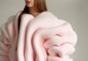 Pull en guimauve rose par Nadine Goepfert – MODE