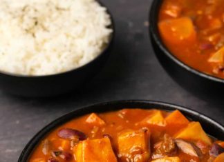 Ragoût végétalien (simple et copieux!) Ragoût végétalien dans un bol noir.