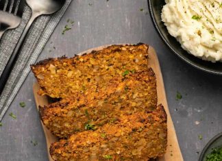 Rôti de noix végétalien – Lilypop Rôti de noix végétaliennes en tranches sur une planche de bois.