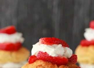 Sablé aux fraises végétalien – Loving It Vegan Sablé aux fraises végétalien sur une plaque blanche avec une serviette rouge et blanche.