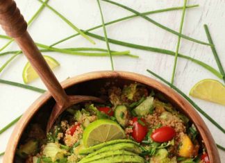 Salade végétalienne de quinoa – Loving It Vegan Salade de quinoa végétalienne garnie de citron vert frais et d