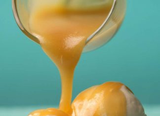 Sauce au caramel végétalienne – Aimer végétalienne Sauce au caramel végétalienne versant sur de la glace à la vanille.