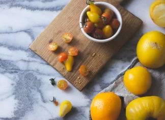 Soupe de tomates jaunes rôties aux croûtons de Harissa et Halloumi verte – Gourmet