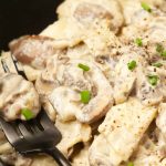 Stroganoff aux champignons végétaliens (30 minutes) Stroganoff aux champignons végétalien garni de ciboulette hachée dans un bol noir.