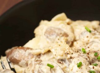 Stroganoff aux champignons végétaliens (30 minutes) Stroganoff aux champignons végétalien garni de ciboulette hachée dans un bol noir.