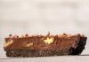Tarte au chocolat végétalien (sans cuisson) – Loving It Vegan Une tranche de tarte au chocolat végétalienne sur un gâteau.