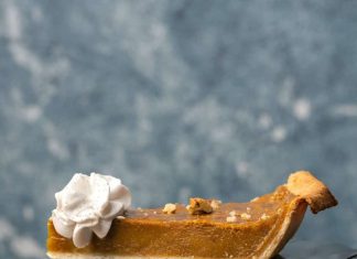 Tarte aux patates douces végétaliennes – Loving It Vegan Une tranche de tarte aux patates douces végétaliennes sur un gâteau.