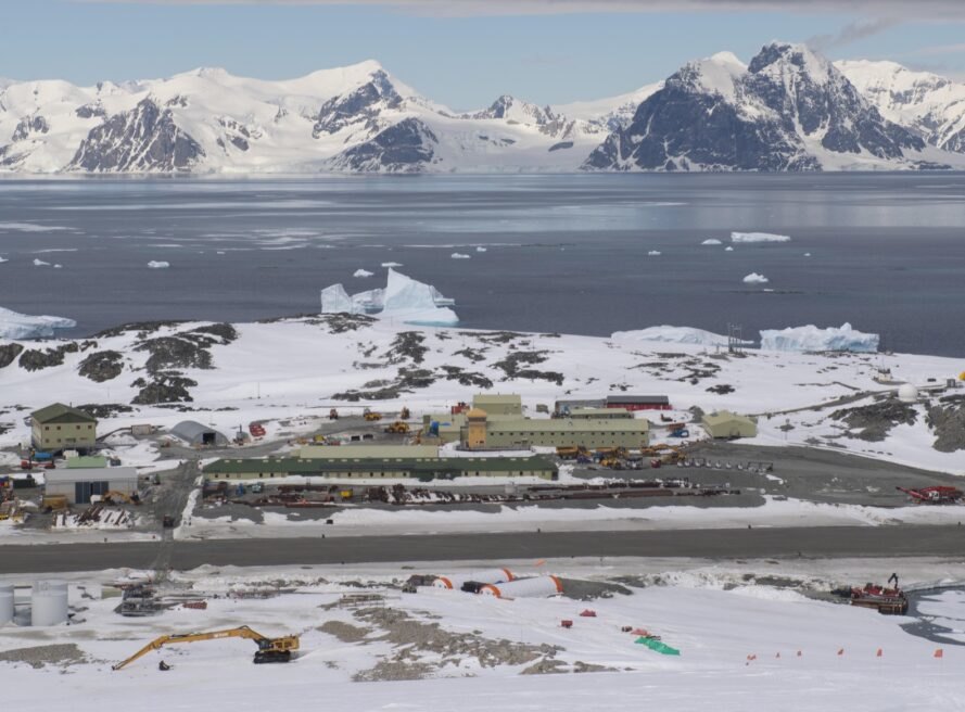 Rendu de modèle de long bâtiment dans le paysage de l'Antarctique