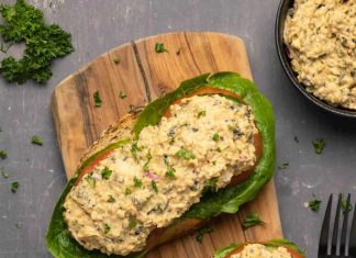 Thon végétalien – Aimer végétalien Thon végétalien sur des sandwichs ouverts.