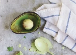 Toast à l’avocat avec crème de noix de cajou à la lime et à la coriandre – Gourmet