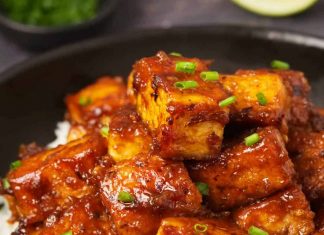 Tofu du général Tso – Lilypop Le tofu du général Tso servi sur du riz basmati avec de la ciboulette hachée.